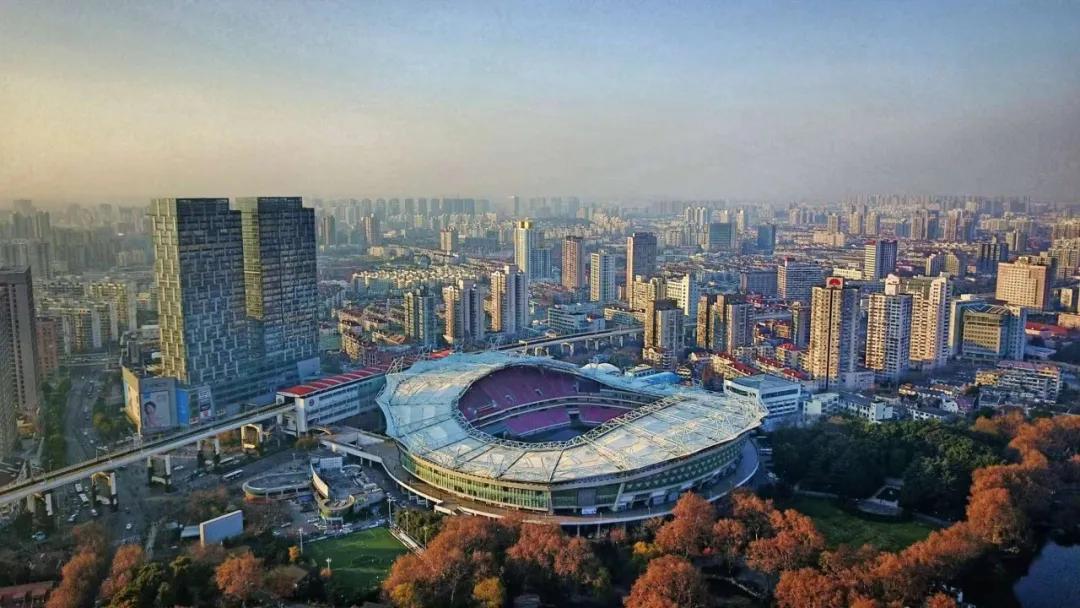 申花主场应该还是搬回虹口足球场！因为那边才是申花梦开始的地方！球迷也更加亲切！交