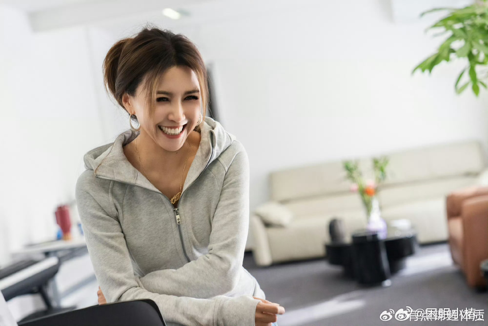 建议王蓉去隔壁歌手2025乘风2025姐姐应该在专业的音综发挥出真正的实力，给我