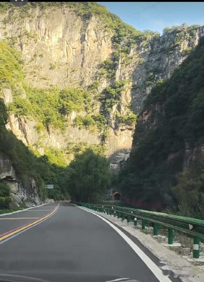 今天下午，我们从山西长治赤壁悬流景区到八泉峡景区，拐了几拐走进了太行一号旅游公路