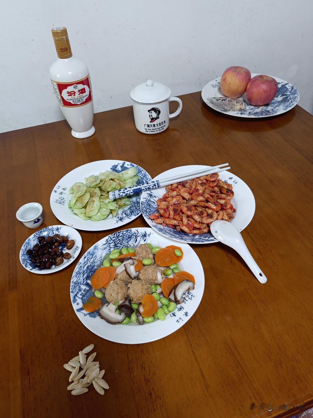 以往80，90一斤的野生籽虾，今年便宜许多，捉虾人说，今年野河里的野生河虾太多。