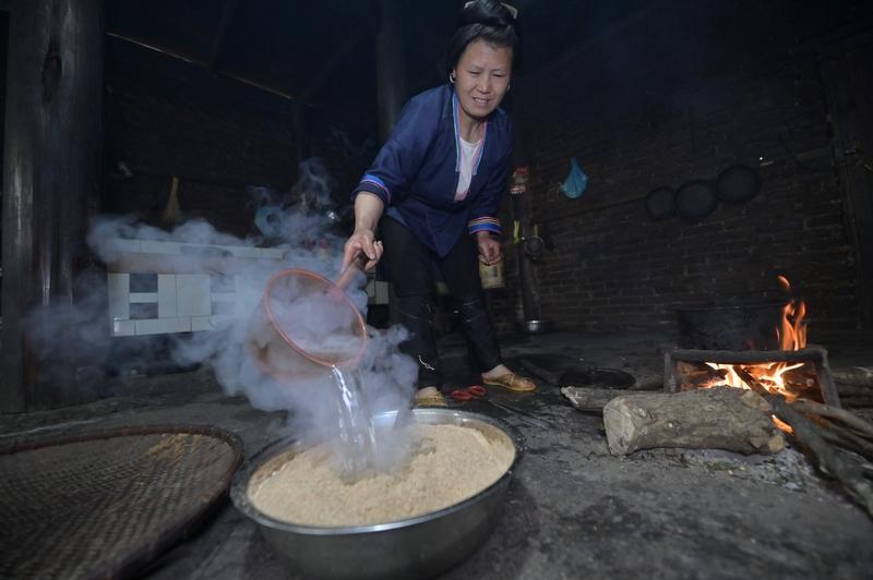 做醪糟的两个心得，仅供参考。做的总是酸味重的话，有一个步骤看看做到没有：打窝以后