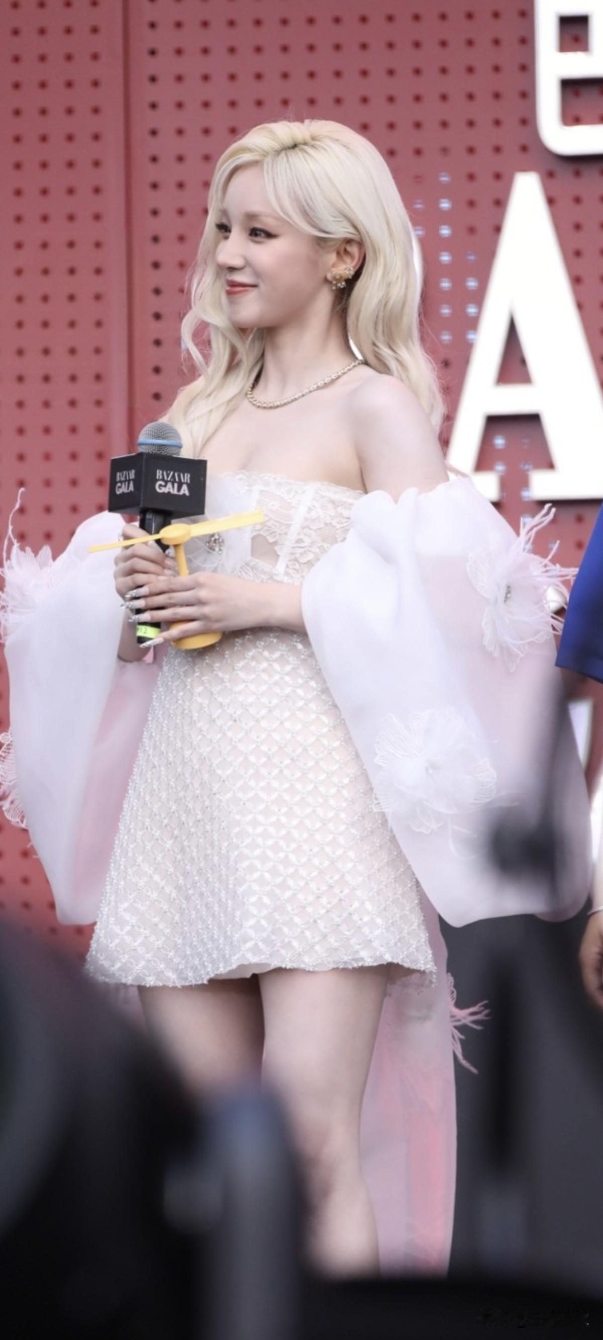 宋雨琦芭莎之夜红毯生图，白色精灵登场，哇塞 生图都这么美，又白又美