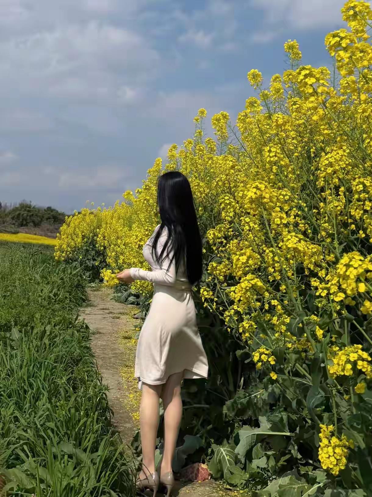 一定要学会控制自己的情绪，古人云，小不忍则乱大谋。
真正的强大，从不是没有情绪，