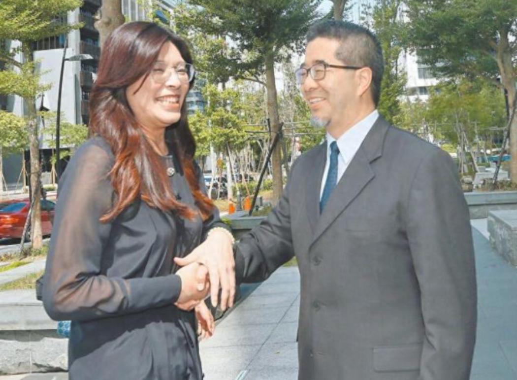 短短几天，美日全摊牌！台当局批郑丽文：不管你派谁去大陆都没用。短短几天时间，美日