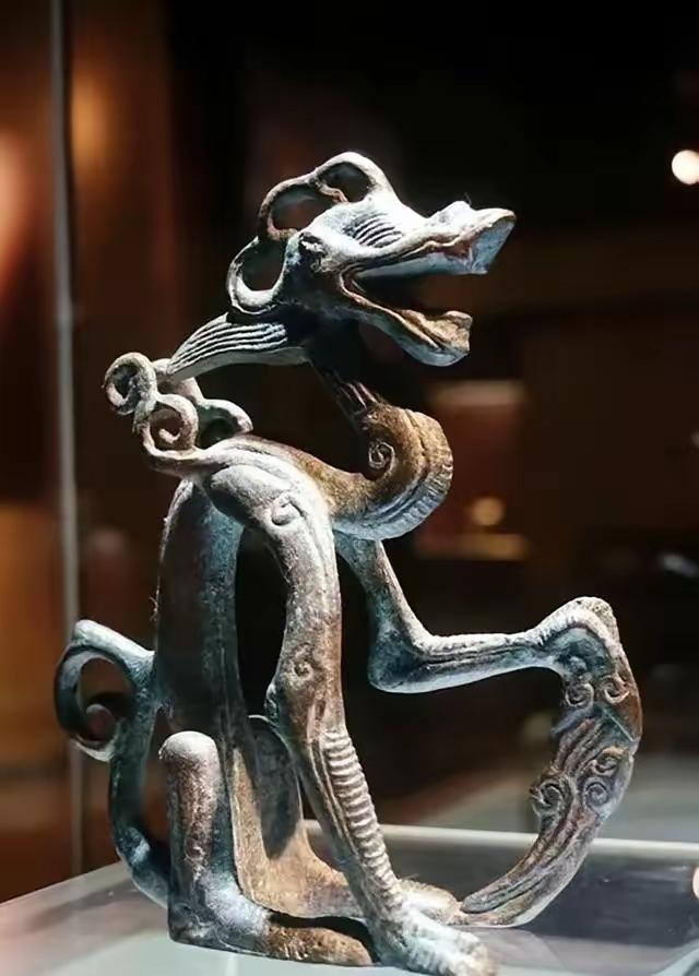 1965年，黑龙江一农民种树时挖到一条铜龙，以为是宝贝就带回了家里，没想到当天晚