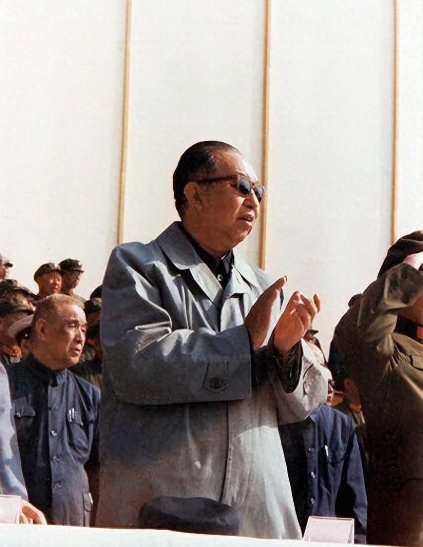 毛主席遗容首次开放时，谁是第一位进纪念堂瞻仰者？三位海外子孙表达了强烈的思念之情