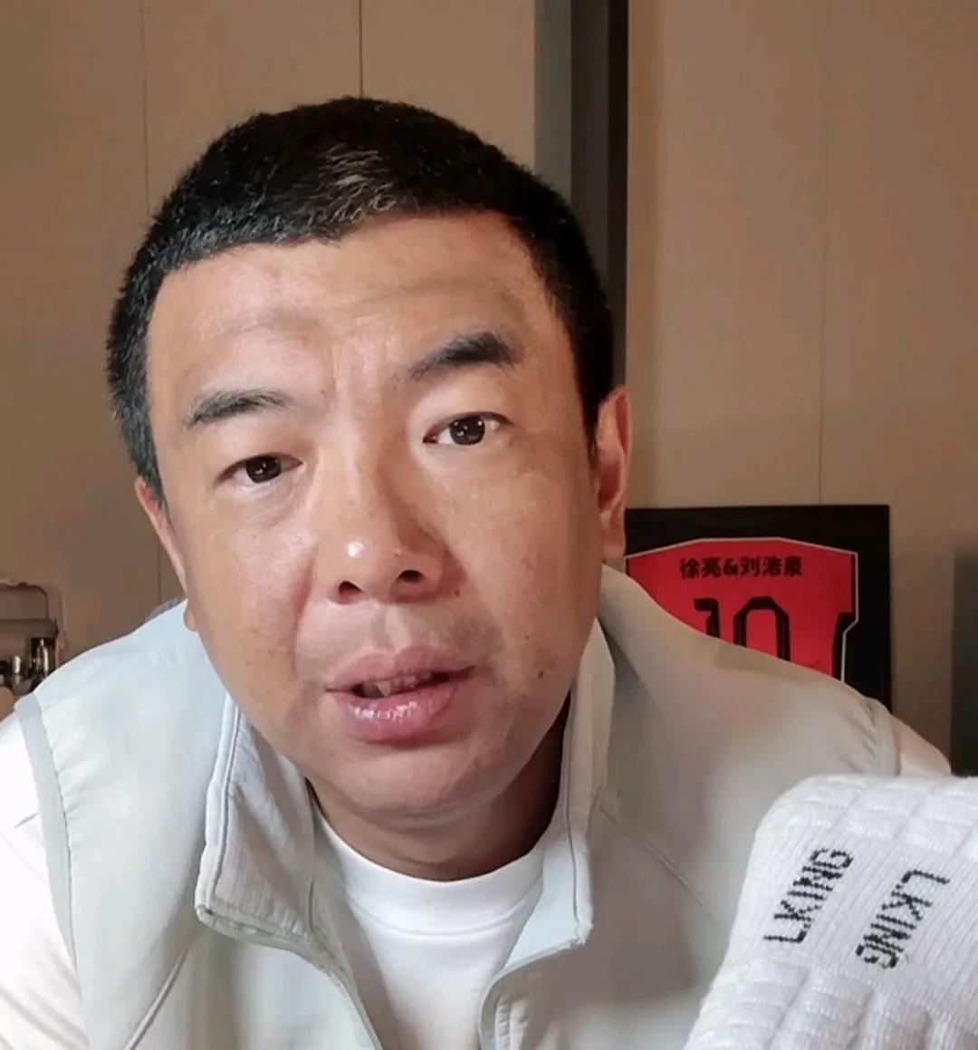 前国脚徐亮表示，成都蓉城在新赛季中超很有可能夺冠。
徐亮在直播时谈到了新赛季中超