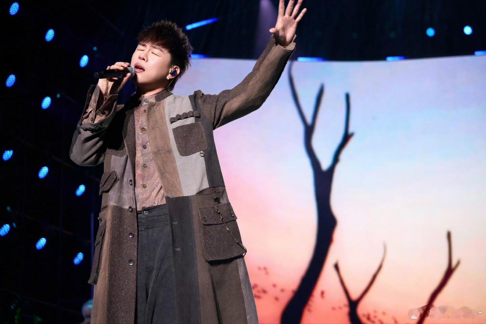 胡彦斌战歌给到一个夯胡彦斌一开口次元壁破了“我从来不跪神明，我来时自带天命”——