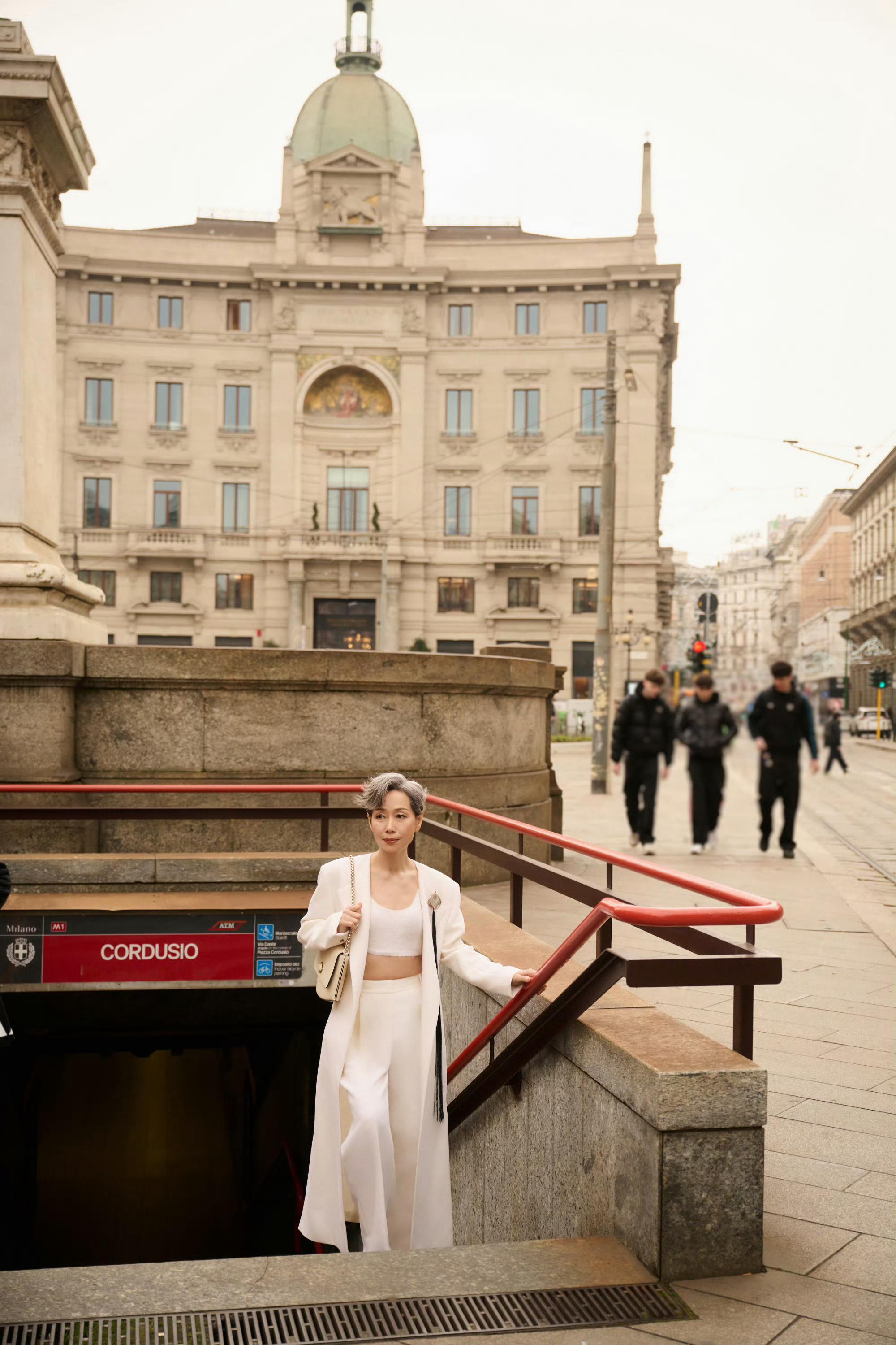 满眼的白色和到现在还姣好的身材简直又性感又从容，把白色赋予全新的生命力和意义，思