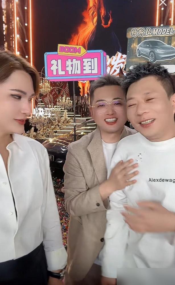 辛巴的两个徒弟，蛋蛋身价直逼千亿，时大漂亮却还在直播间演忠诚。
 
想当年，大家