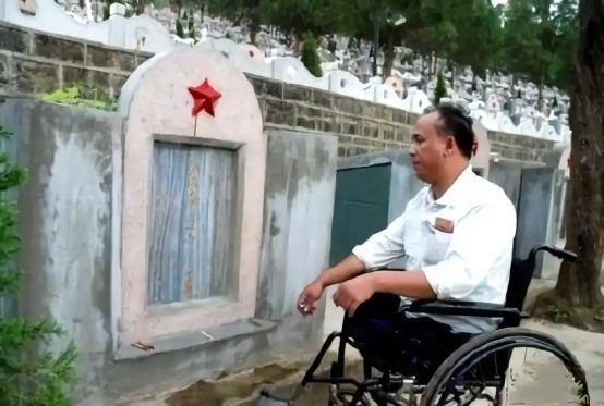 1996年，贵州凯里，一高位截瘫的男子被当地保安殴打，路人拦开后报警，不料，警察