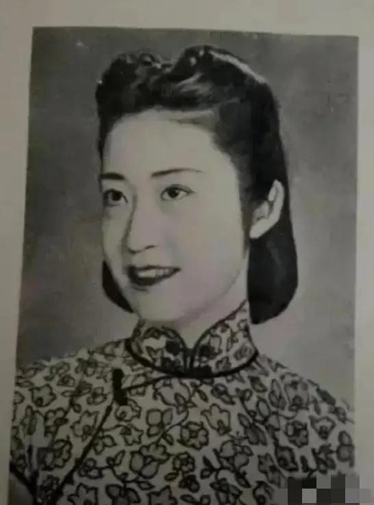 1926年，北京饭店，22岁的唐怡莹趁丈夫不在，与25岁的张学良发生了关系。几天