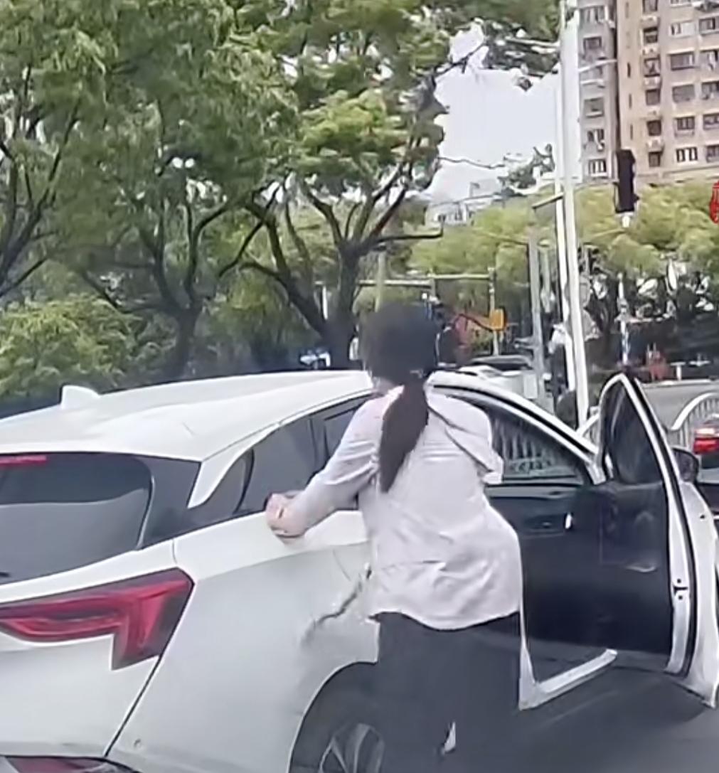 后排应该坐了
非打不可的熊孩子
我还第一次看到把门把手拉下来的，这顿打肯定小不了