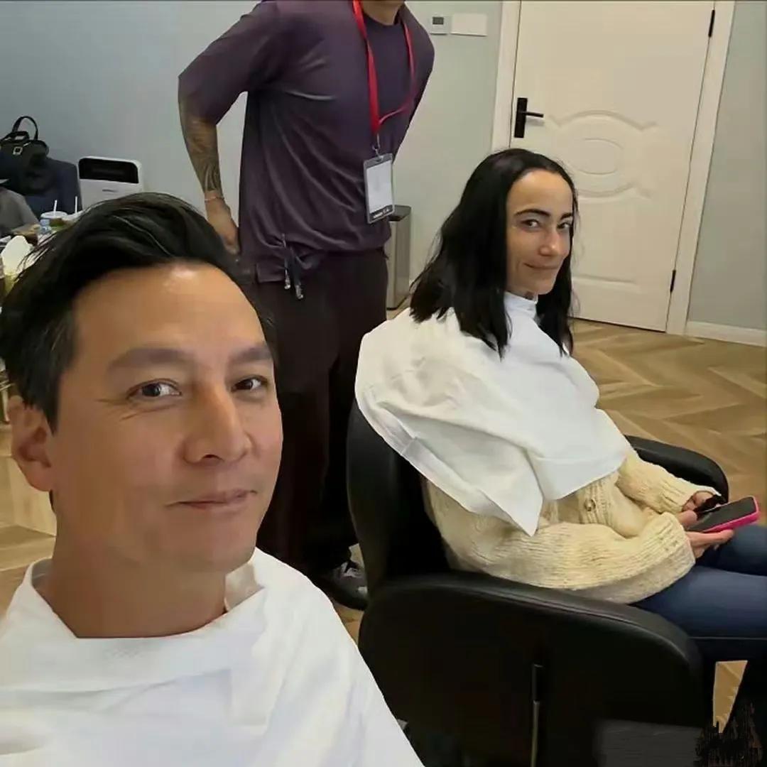 吴彦祖晒出和老婆的合照，
看样子像是在陪着老婆理发 。