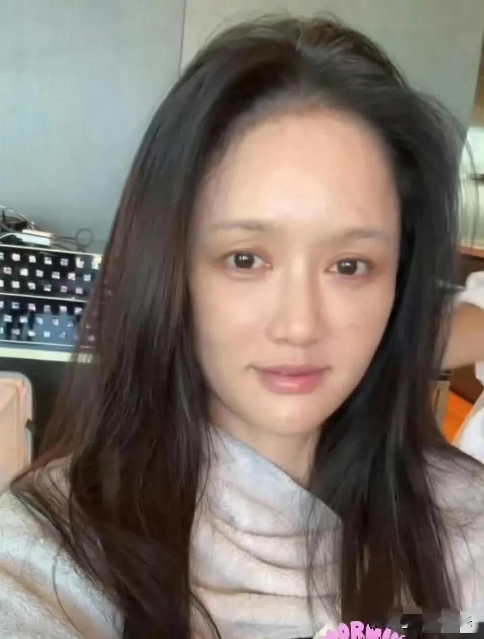 果然“三分长相七分打扮”
即便是甜美性感女神陈乔恩，素颜状态下也不够惊艳，
不过