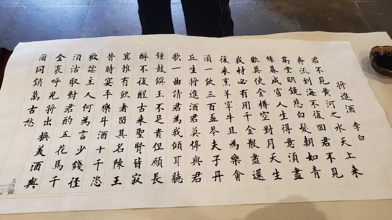 说到关于喝酒最有意境的诗，李白的《将进酒》必须拥有姓名。“君不见黄河之水天上来，