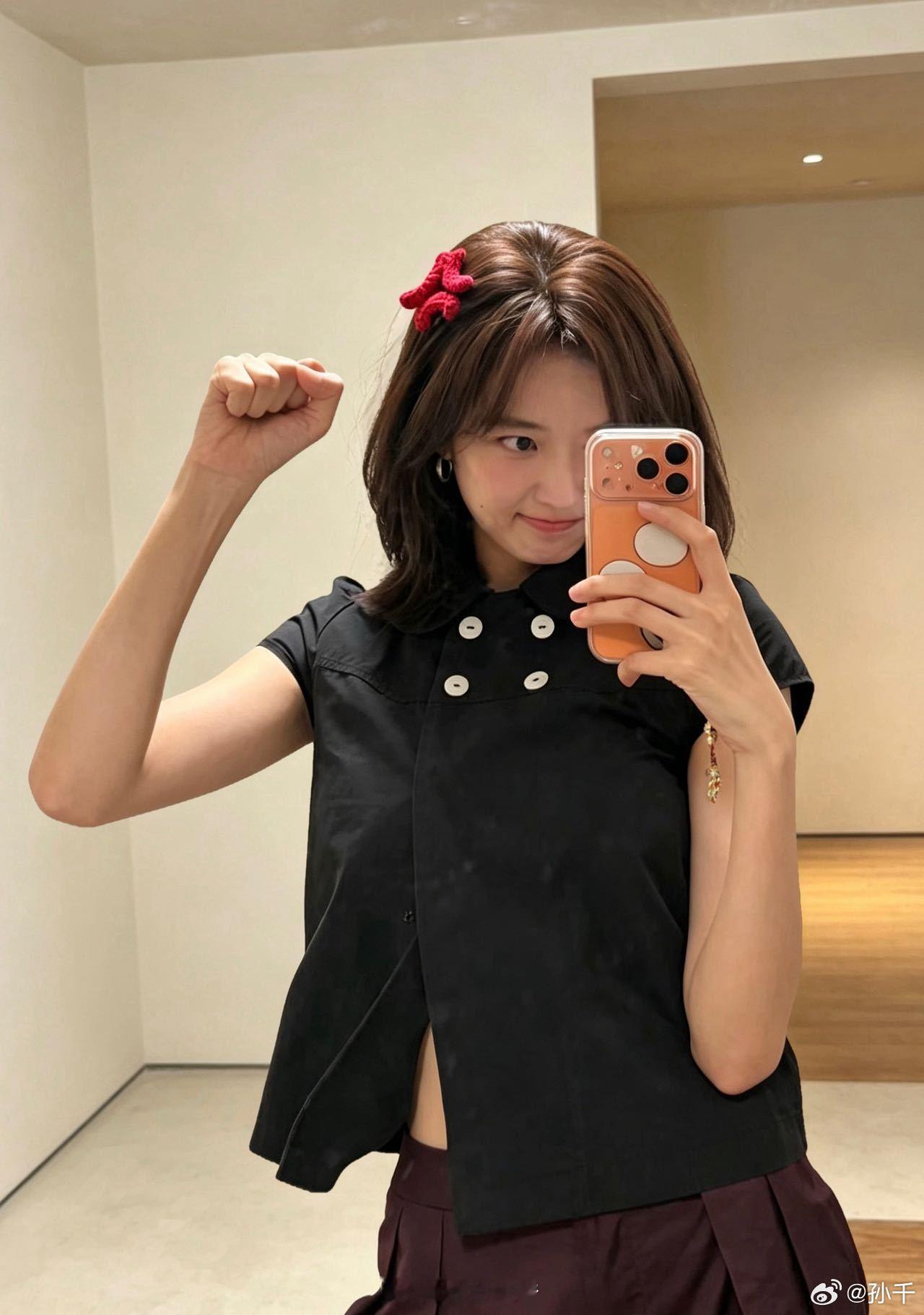 春色满园关不住，一枝红杏出墙来。8月26日，新剧《早春晴朗》开播，开场就是床戏五