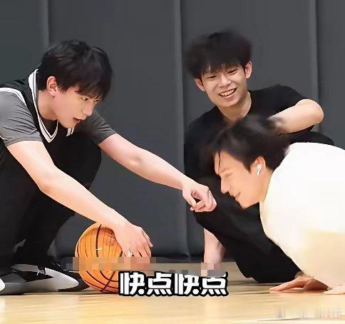 《逐玉》男三男五相约打篮球，邓凯笑到红温，林沐然蓝书包配红鞋子，比剧里憔悴土气，