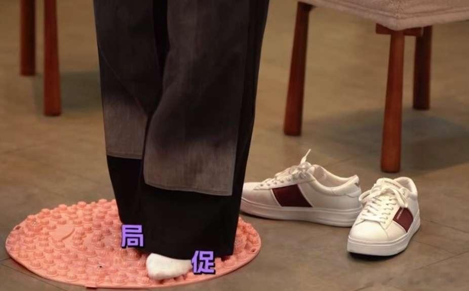 投阿玛尼这个软广植入的够自然😆 马嘉祺问刘耀文什么时候收购时代峰峻