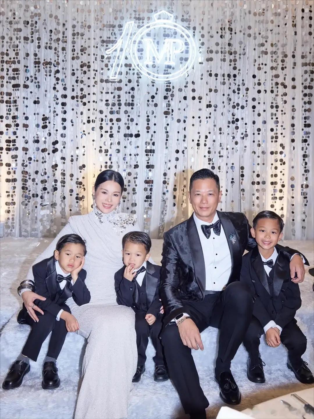 胡杏儿结婚十周年晚宴，仨儿子穿西装出席好帅，一家五口颜值养眼！！！ 