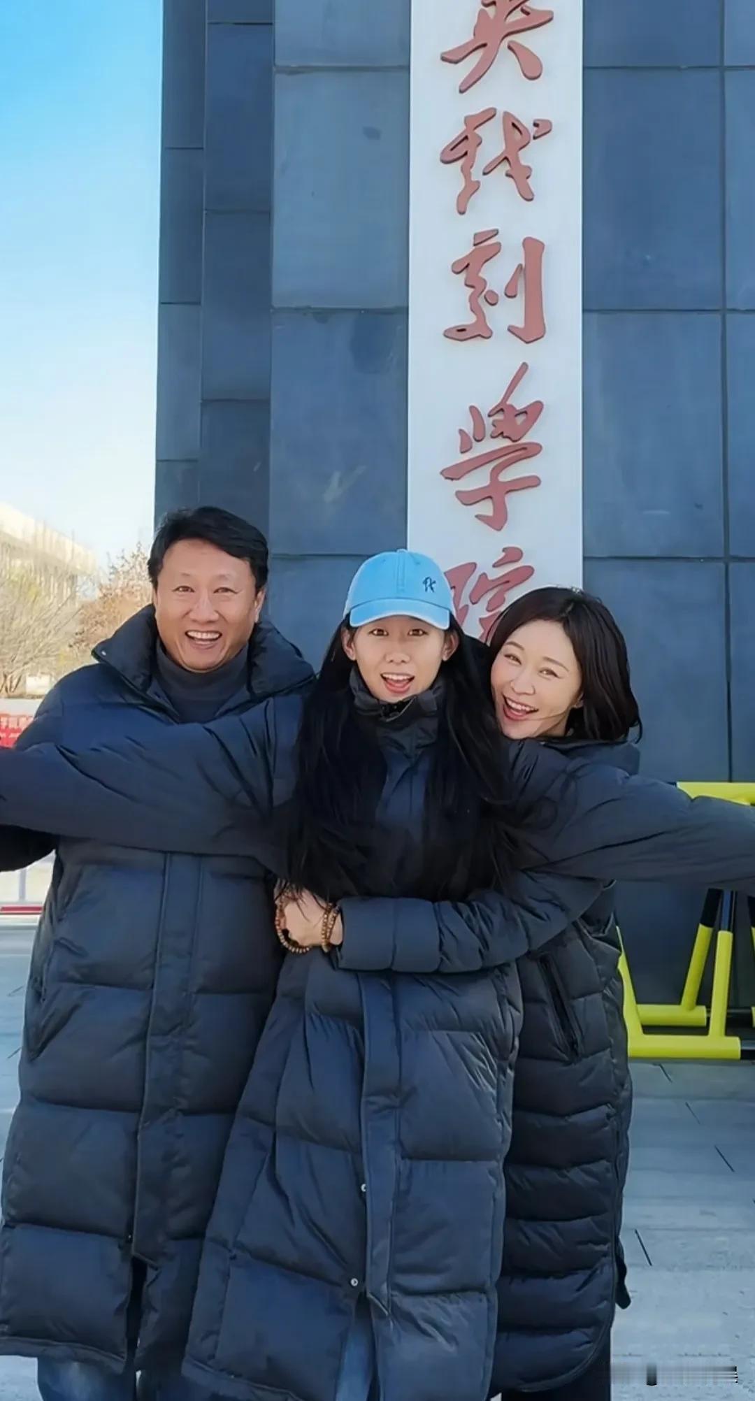 一家三口，都是中戏人！
11月27日，是演员房子斌的50岁生日，他带着老婆、女儿