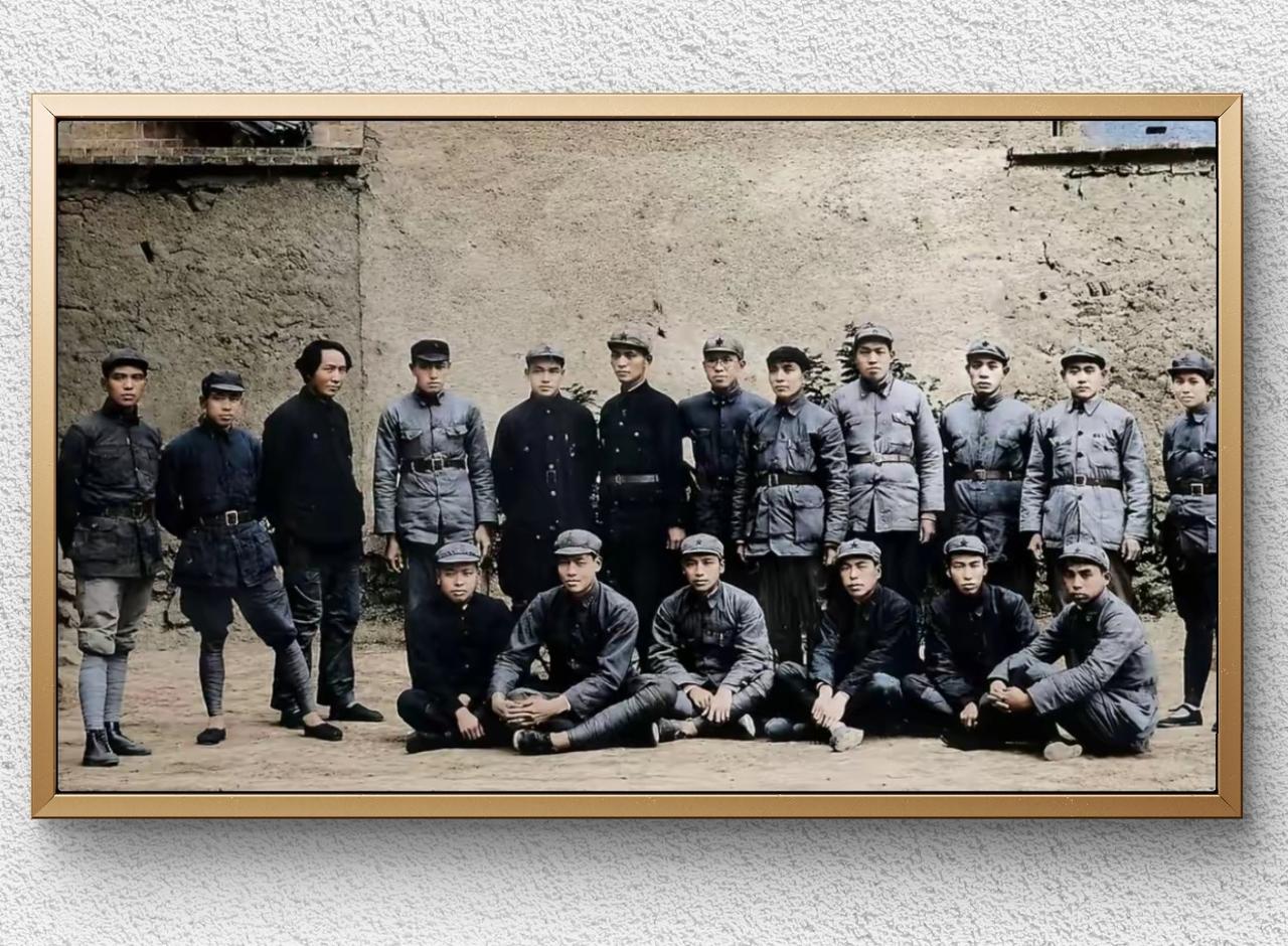 1937年5月，延安凤凰山毛泽东住所窑洞前。