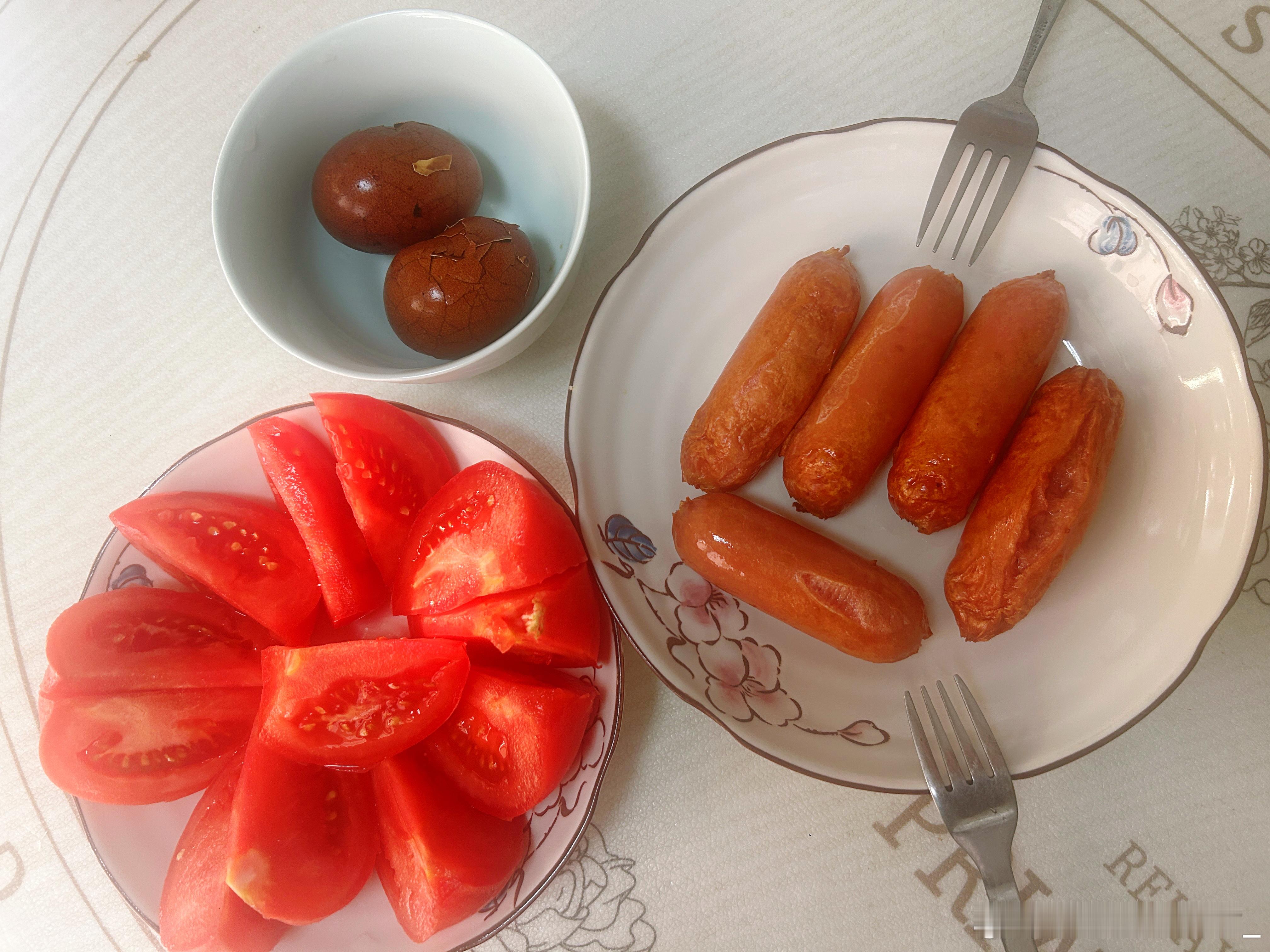 早起10几分钟烤了几根肠。俩人全吃了。只给我剩了半盘番茄[笑cry]早安姐妹们☀