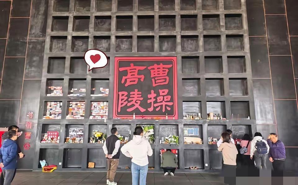 今年清明节，曹公孟德的坟前堆满了布洛芬~
跨越千年给古人送止疼药，
又离谱又好笑