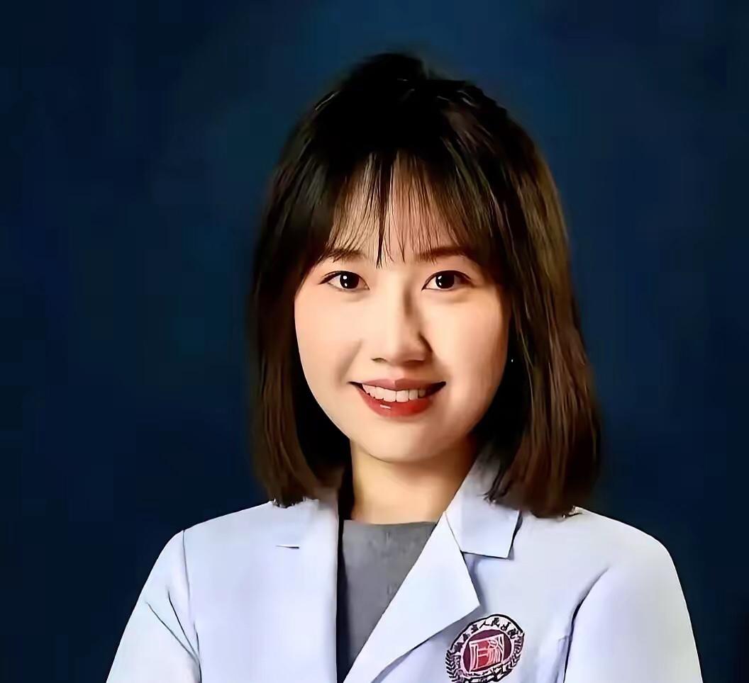 最狠的报复从不是当面耳光，而是把私密的不堪，炸成一场人尽皆知的“烟花”。

清华