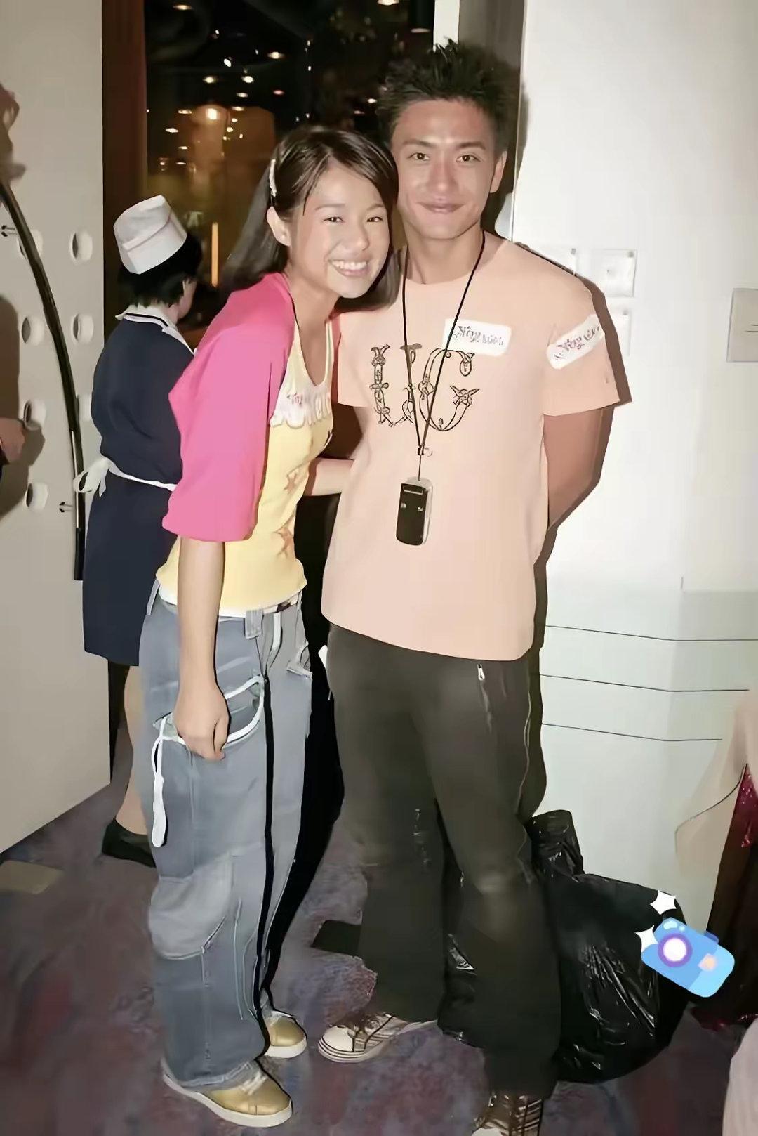 老照片里，胡杏儿依偎在黄宗泽身侧，身形单薄，眉眼弯弯，那种爱藏都藏不住！ ​​​