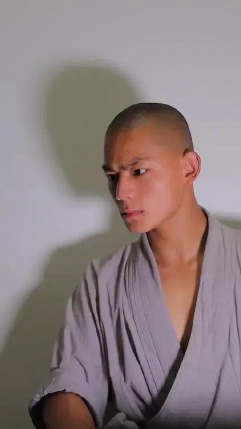年仅21岁的“最帅少林武僧”秋风，在一场突如其来的车祸中永远离开了。8月7日凌晨