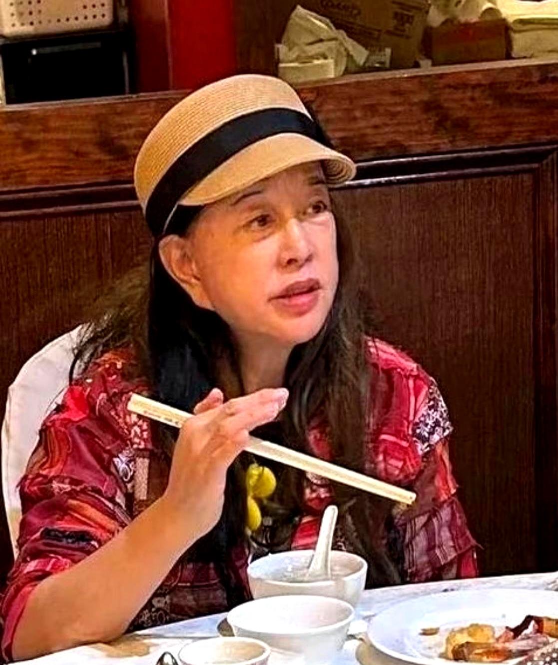 刘晓庆75岁素颜聚餐这事儿，说实话，人老了状态变化很正常。
但她的耳垂也太抢镜了