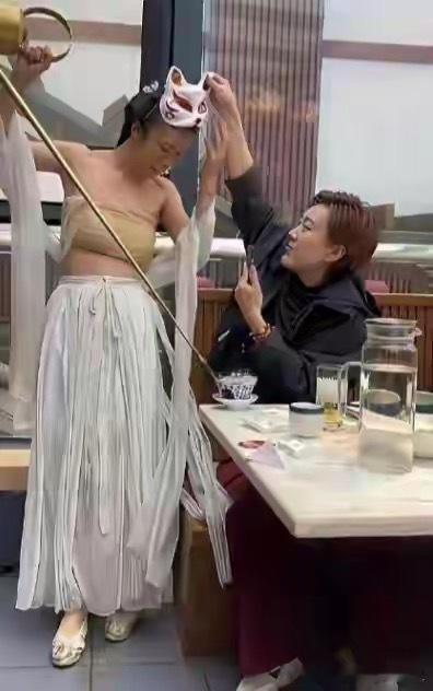 手真欠￼ 