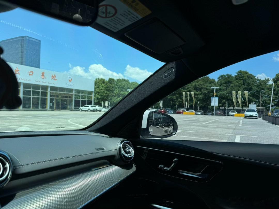在武汉呆了十几年从来没有听过有台风啥的这次大家都非常重视我前面这个广场本来停满今