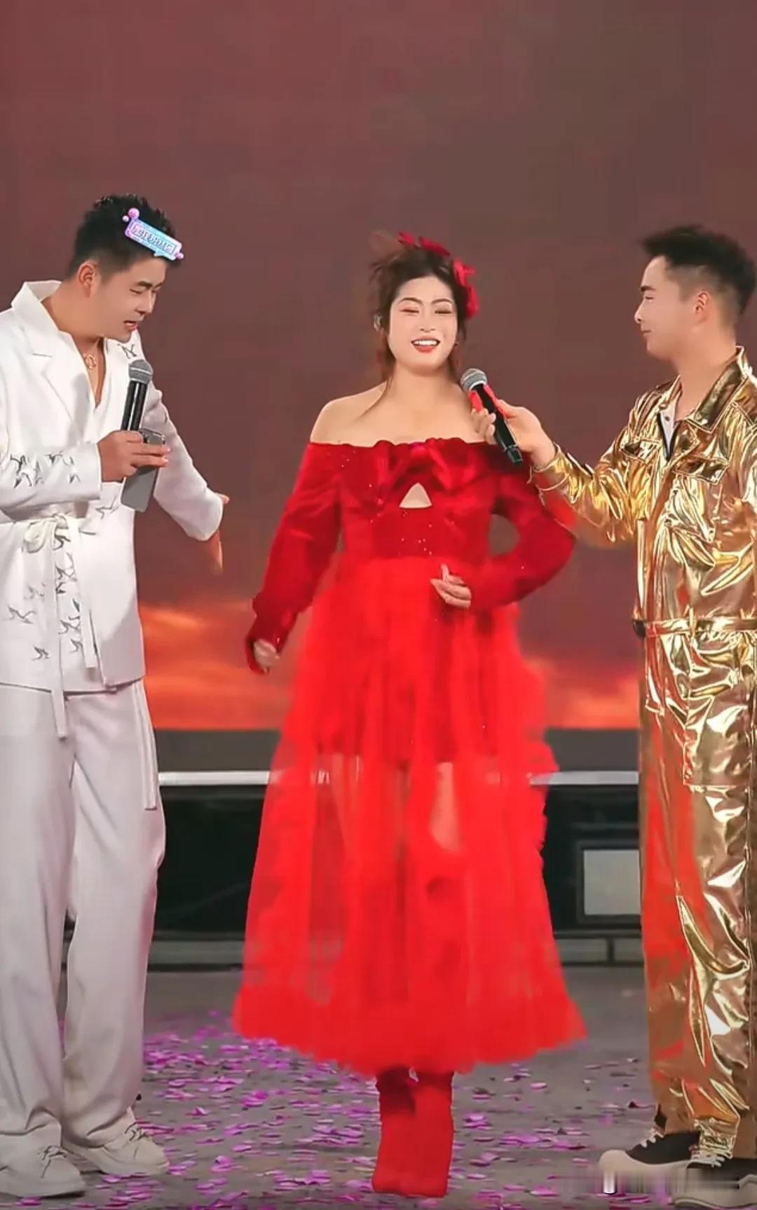 “村花红女郎”千万网红好粗鲁佳佳现在直播越来越有新意了！以前乡村皮草大城市，现在