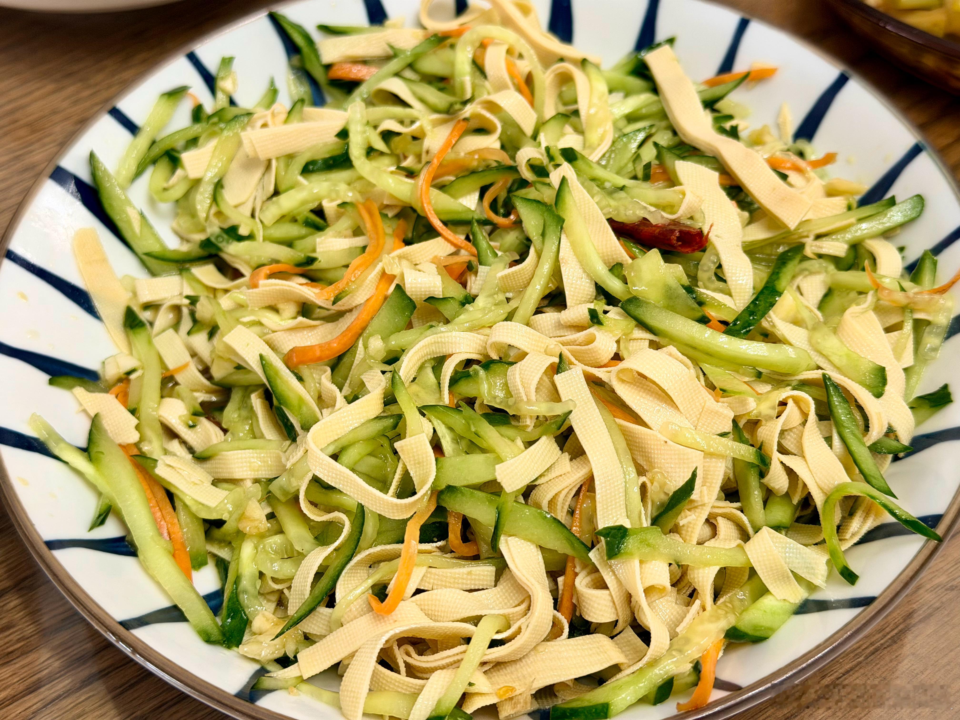 妈妈拿手菜很多，我记得小时候家里有一本菜谱妈妈不经常做饭，但是每次做都很好吃😋