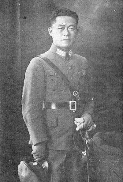 连飞四趟美国，每次去都偷偷“扔”下一个亲闺女，自己再跟个没事人一样飞回来，继续端
