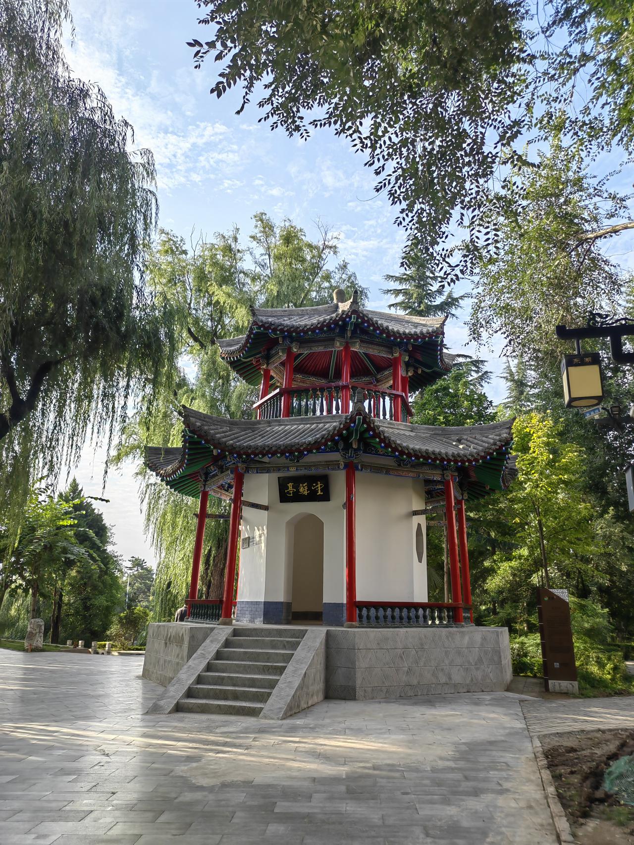 另一个家政公司说明天要给雇主大姐面试两个阿姨。大姐就想让小吴暂时不要回来。

可
