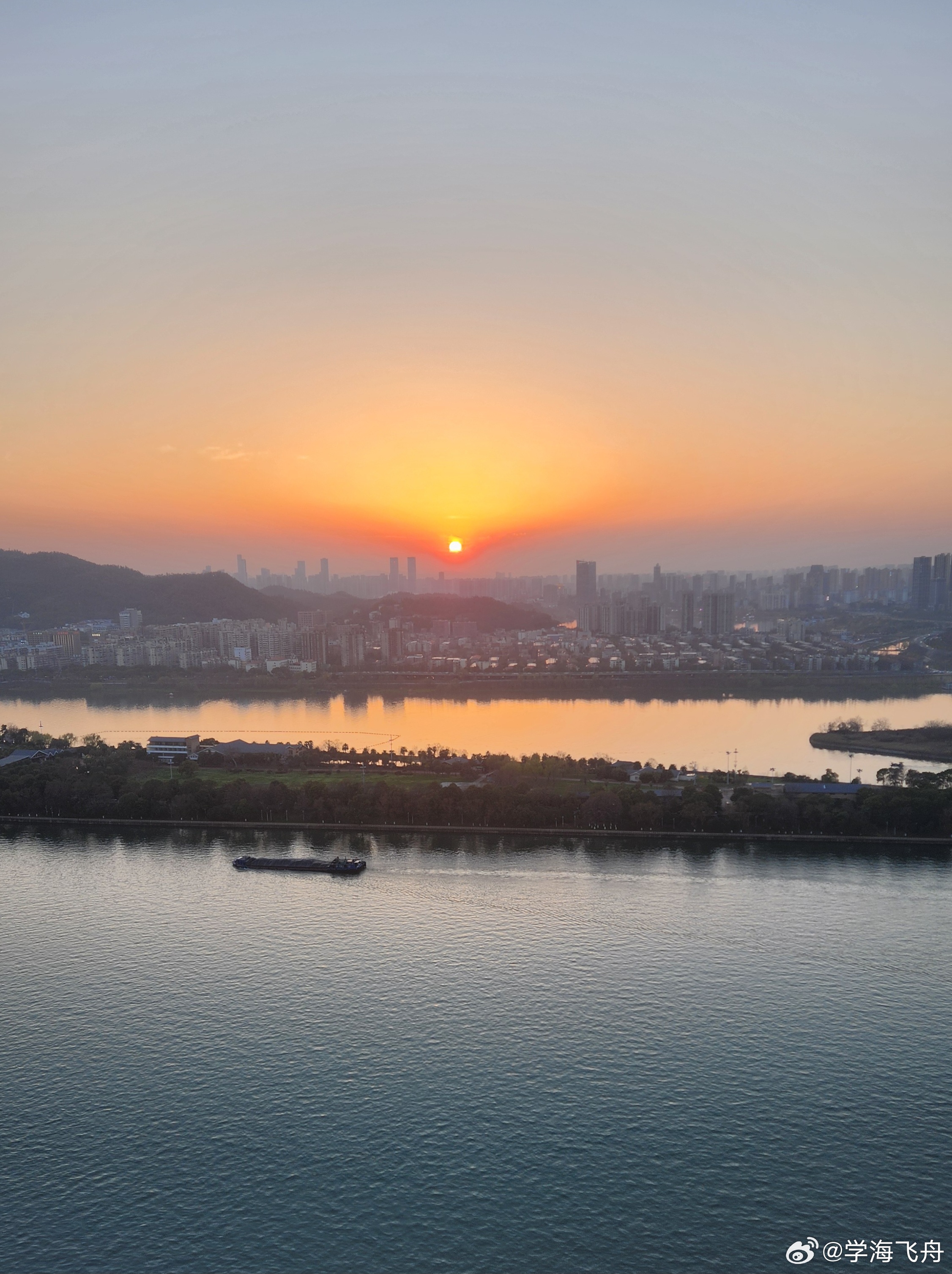 今天A 股大盘震荡下行，走势弱于昨天：东方财富App显示的10项指数全体下跌收绿