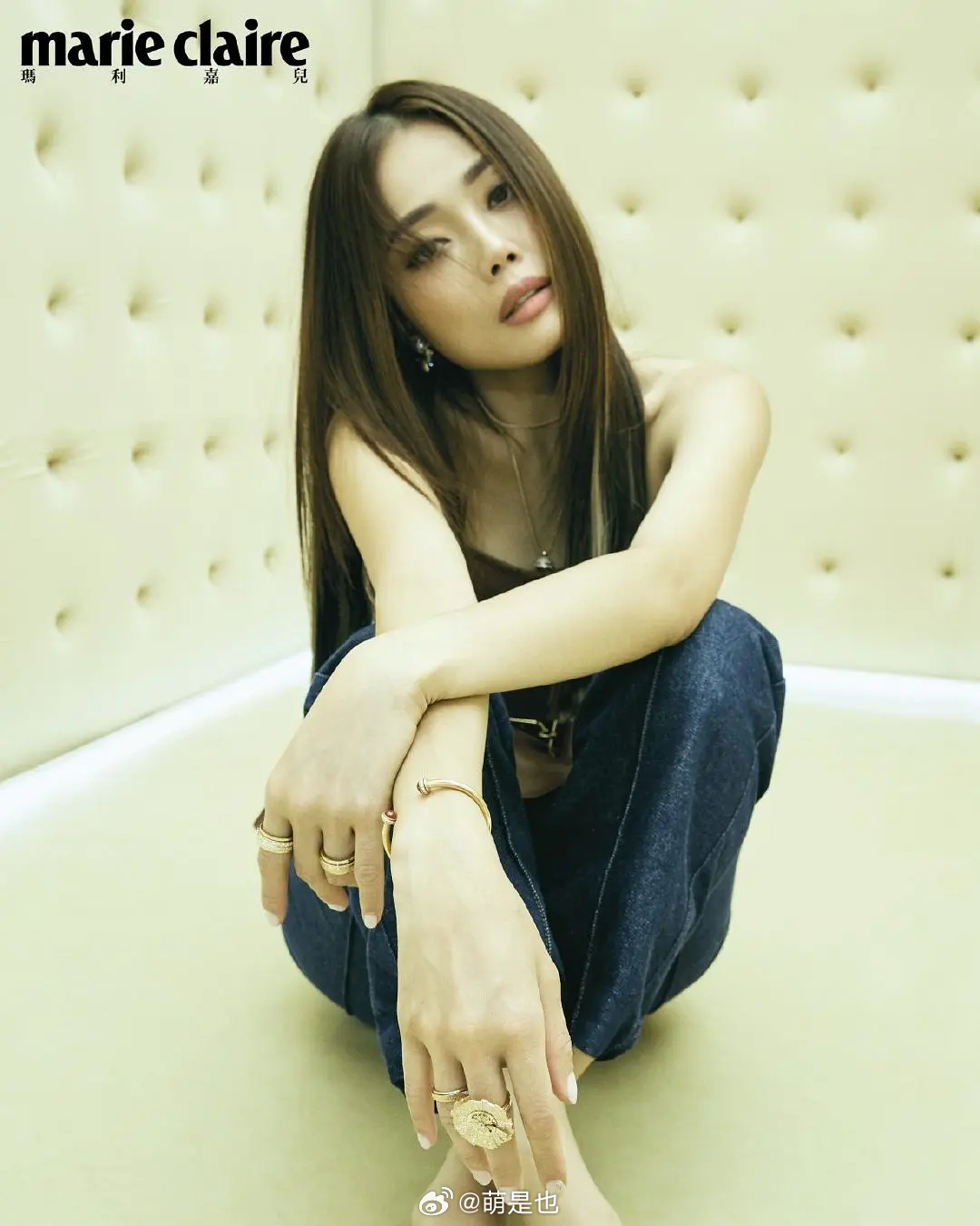 有网友说容祖儿缺星味和个人魅力，试问乐坛又有几个女歌手比容祖儿星味强呢？ 