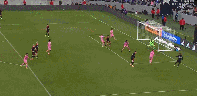 华盛顿联球员尝试倒钩，法尔肯站住了远门住，球也打偏了华盛顿联vs迈阿密国际