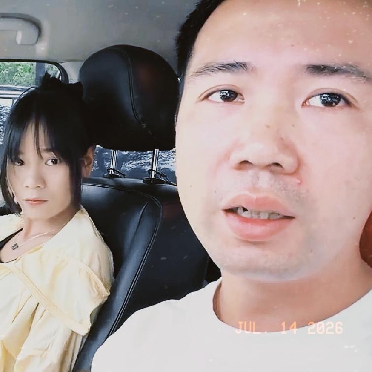 小梅的三哥三嫂带着孩子看病，惊动了小陈和小梅。三哥的小儿子生病，背部长了一个大包