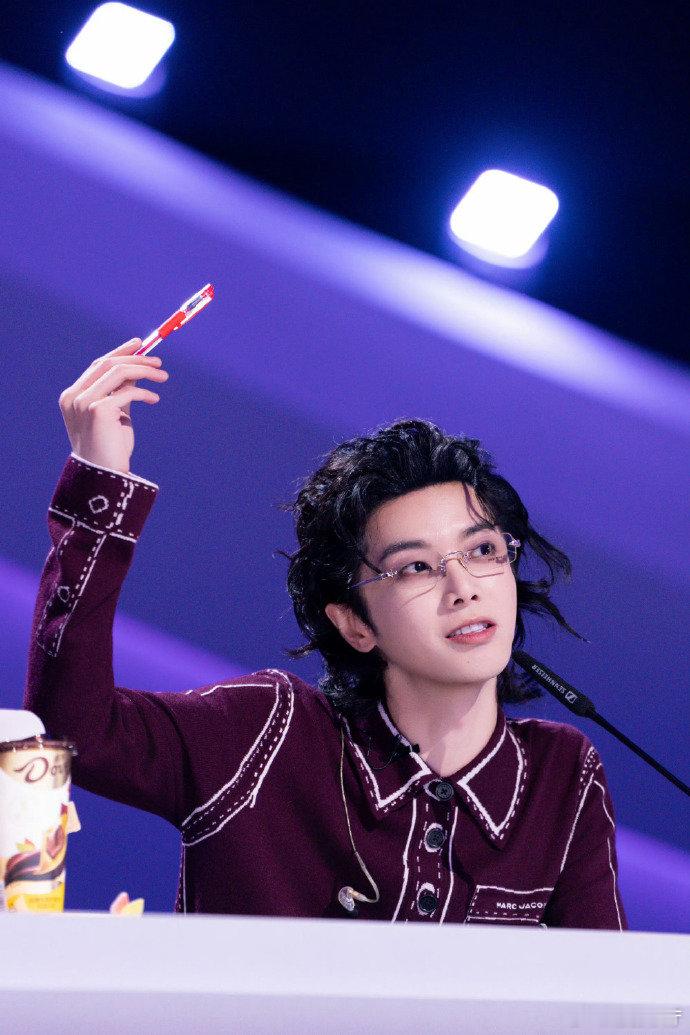 华晨宇说不出错问题就很大 华晨宇的这番话值得反复品味！不要为了迎合而丢掉自我，比