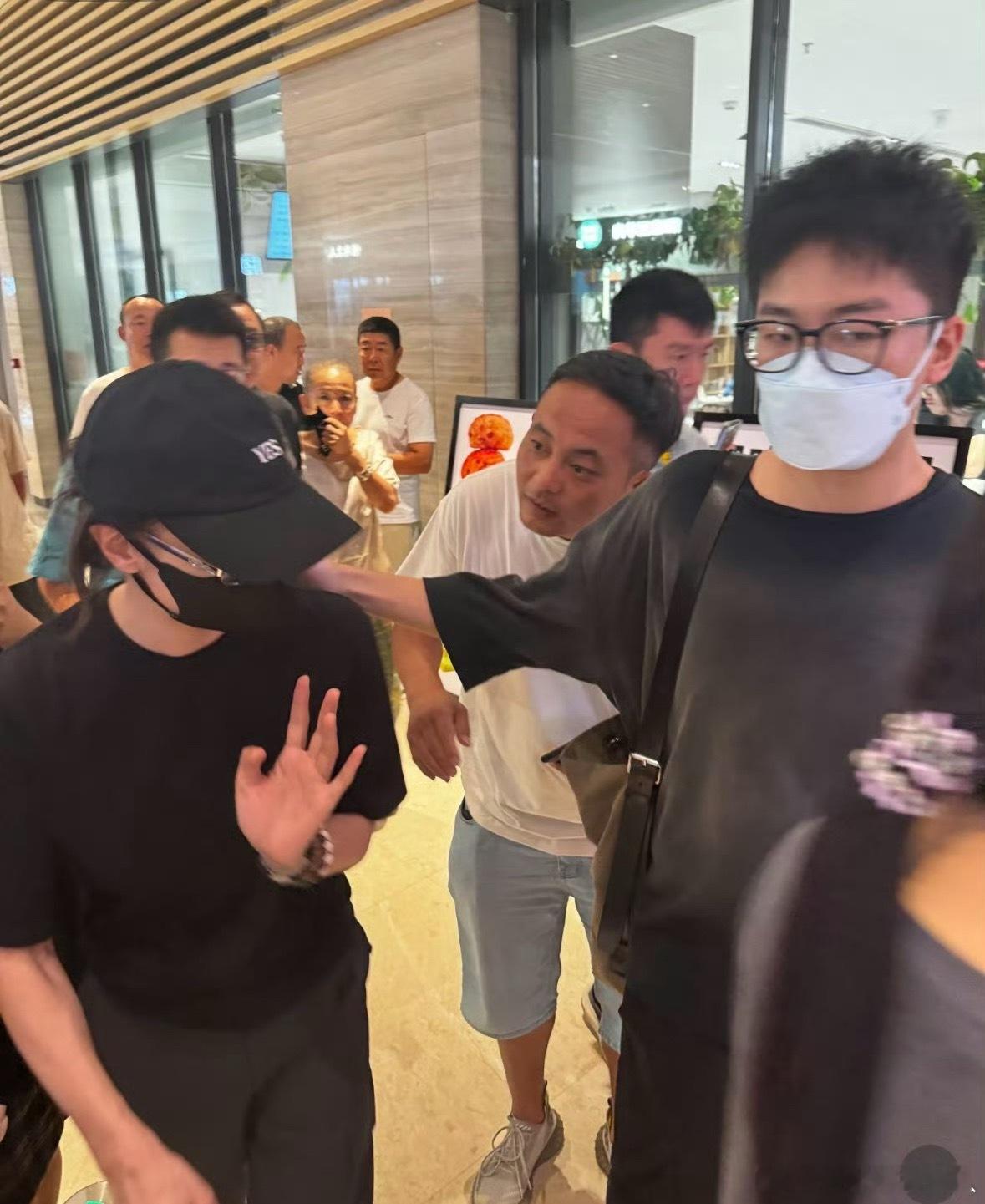 好吓人，宋佳昨天的活动被🐂贴脸盯，探头那一下完全超过社交安全距离了 ​​​
