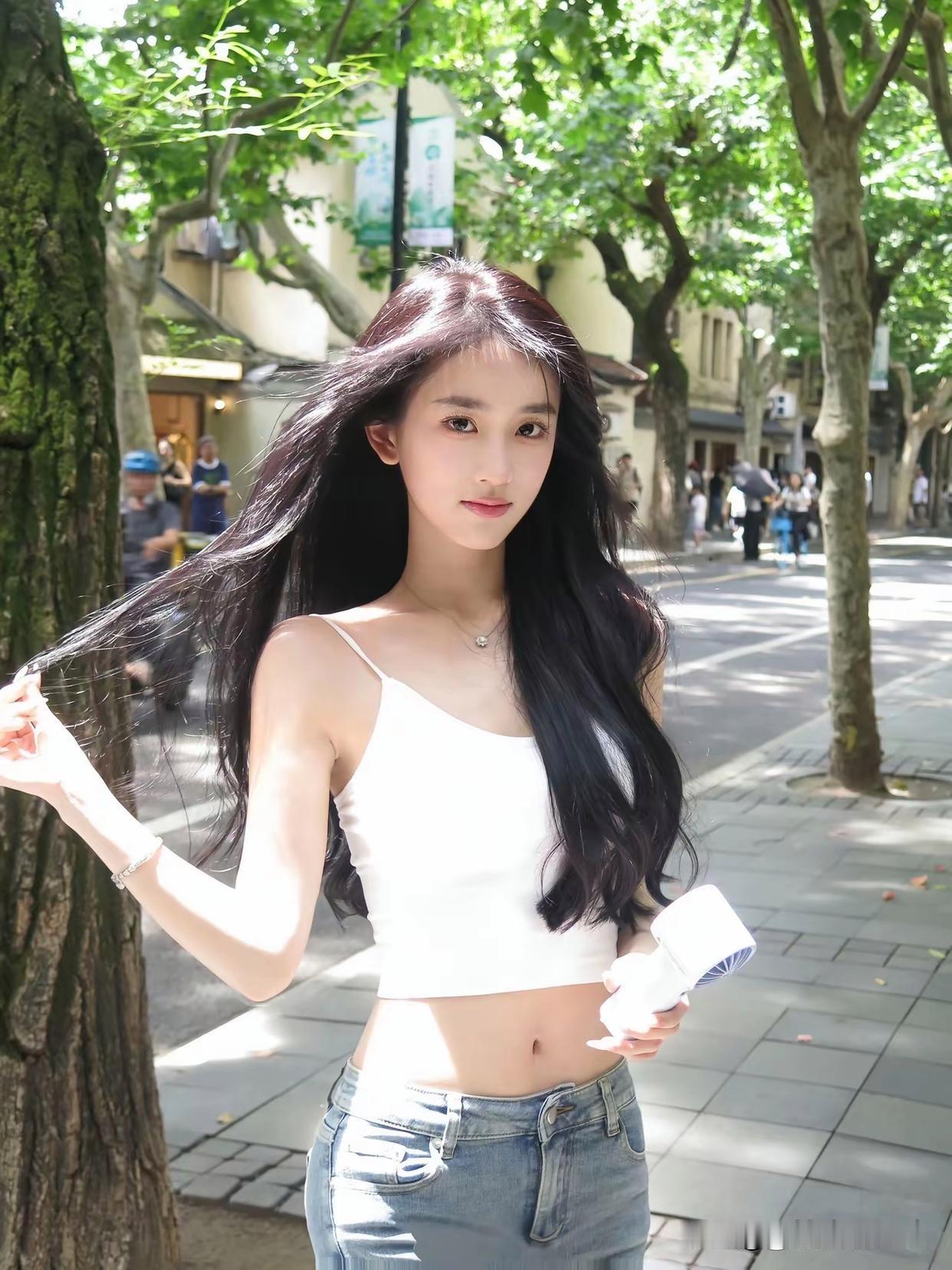 你觉得哪位女星的经历最让你感动? 阳光下的甜美笑容，黑发飘逸，元气满满的一天！?