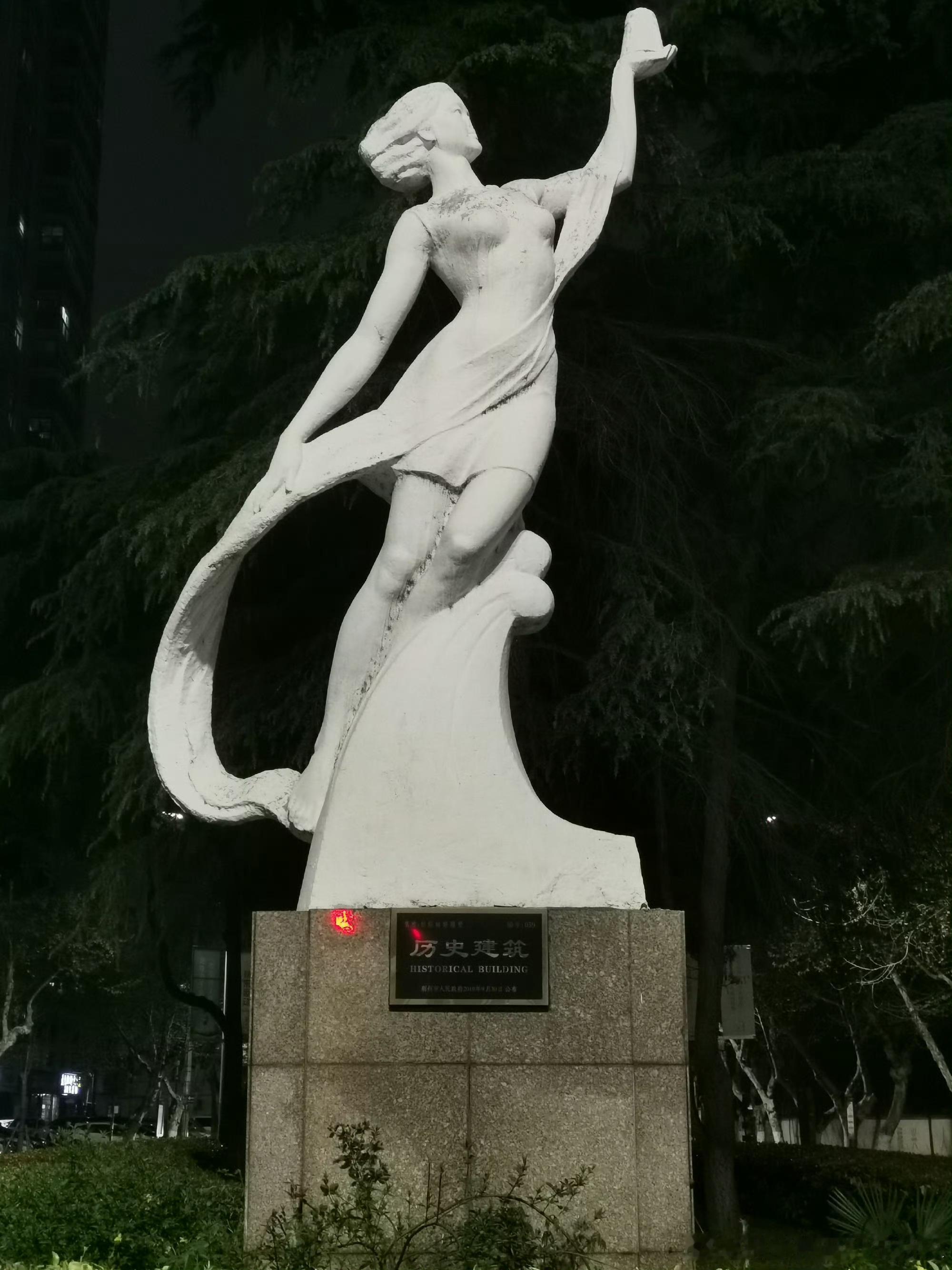 诗词歌赋比肩高，荣誉接踵又及腰。荆州诗人如茂林，修竹一支领风骚。        
