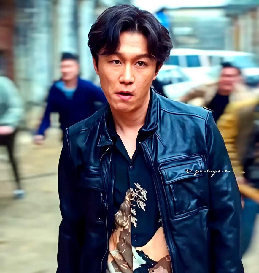 黄晓明公司艺人商业价值暴跌30%，新剧评分全扑街。
不是他没钱，是他那套“人情资