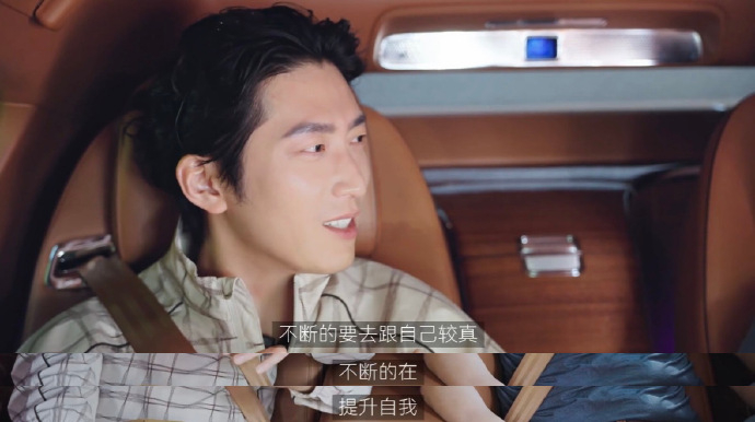 窦骁这期vlog太圈粉了！窦骁的度假氛围感给到夯 一路嘴角上扬，开着车跟好友去打