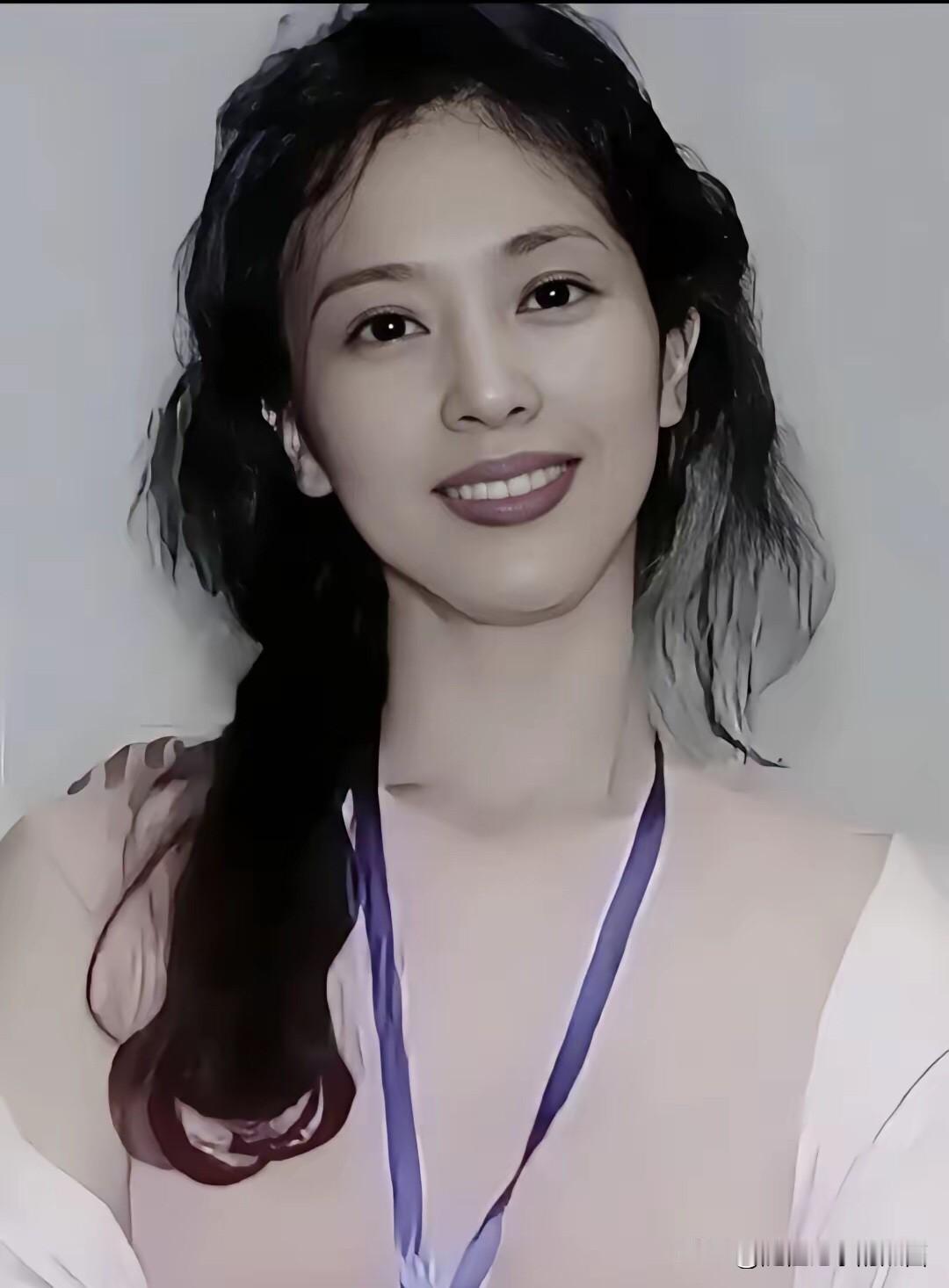 现在终于明白为什么很多人说刘亦菲也并没有传说中那么好看了，看了她妈妈年轻时候的照