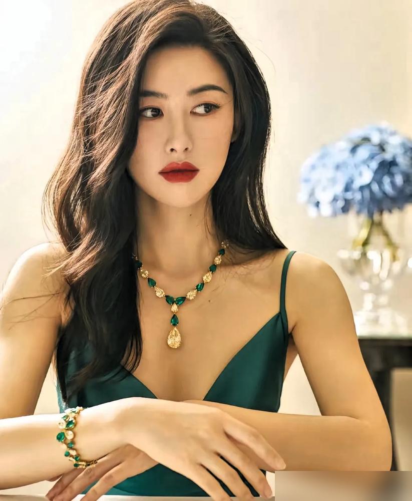 靳东撂下狠话：收视率再高，也绝不跟朱珠合作了！
你以为栗娜天生就是那个风情万种